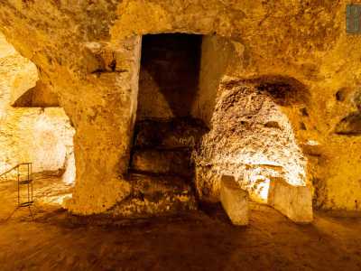 Sulla destra notiamo delle rocce usate per poggiare botti di vino e accanto un altro pozzo di areazione che ha in parte tagliato un�antica arcata